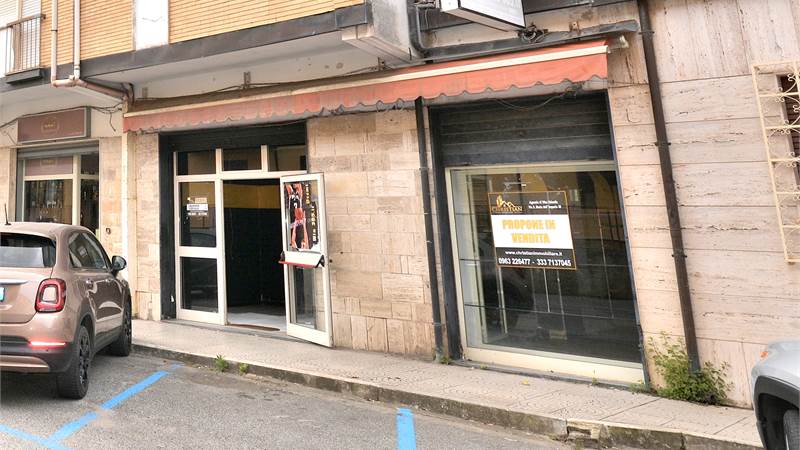  LOCALE COMMERCIALE ZONA CENTRALE