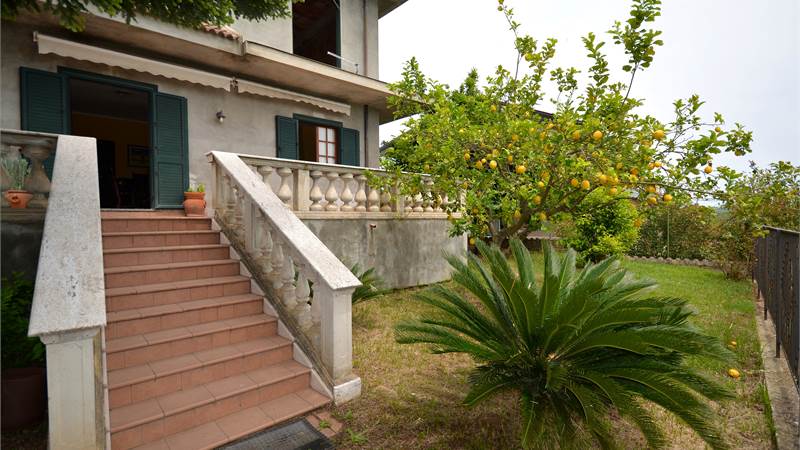 Sant'Onofrio – Ampia Proprietà con Terreno Esclusivo
