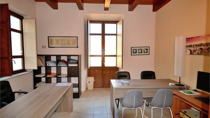 Ufficio al primo piano completamente arredato