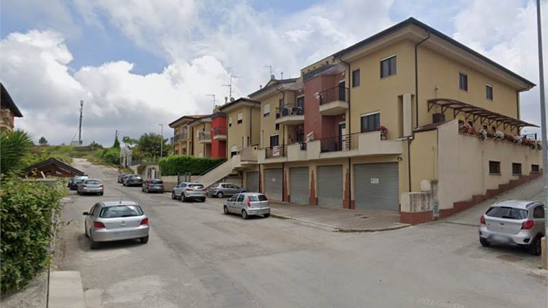 Locale Commerciale internamente allo stato rustico 