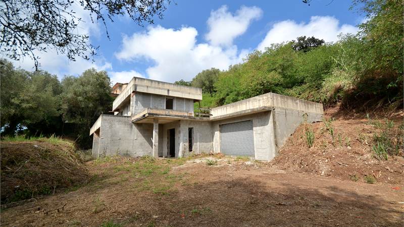 CASA INDIPENDENTE CON AMPIO TERRENO ALBERATO CIRCOSTANTE