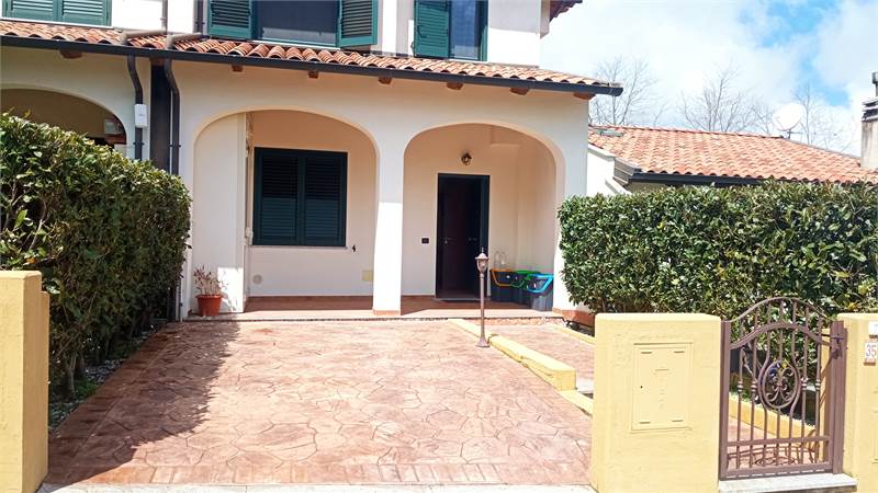 Trilocale Raffinato con Giardino Privato in Residence Esclusivo