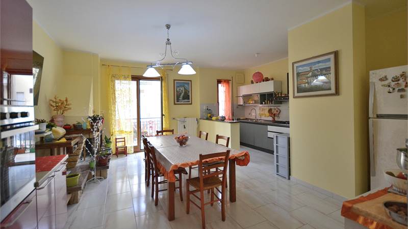 Ampio e Luminoso Appartamento in Contesto Signorile