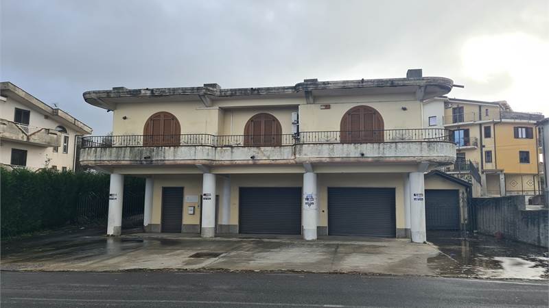 Ampio Locale Commerciale fronte Strada Statale 18