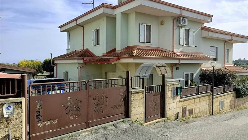  Villetta bifamiliare con ampio giardino esclusivo e garage indipendente 