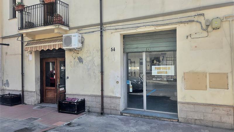 Locale commerciale con canna fumaria e giardino esclusivo – Vibo Valentia Centro