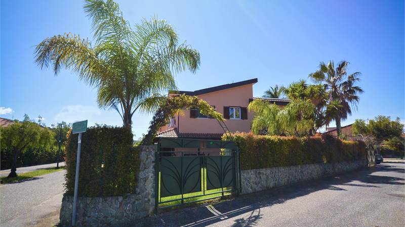 Elegante Villetta con Ampio Giardino - Porto Ada